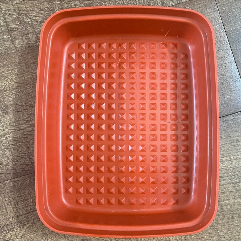 Vintage Tupperware set 2 two pieces raised grid paprika red white lid - Picture 5 of 7